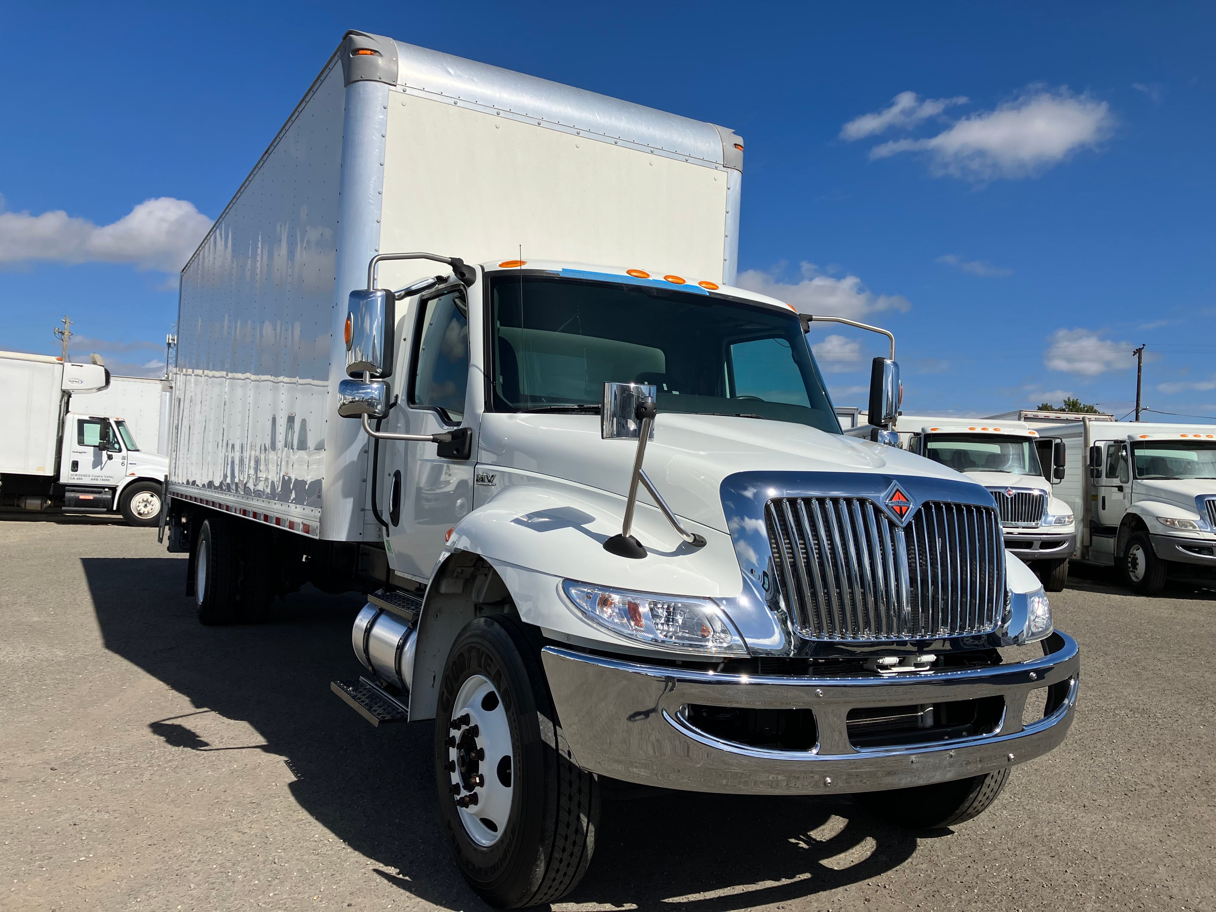2022 INTERNATIONAL MV607 w/ 33K GVW 26ft HICUBE BOX VAN ONLY 60K MILES! Peterson Trucks